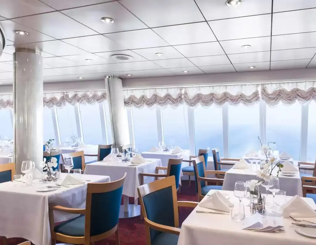 Restaurant à bord du bateau de croisière MSC Lirica