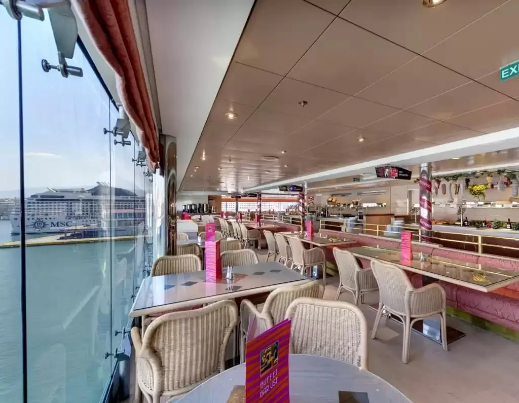Restaurant à bord du bateau de croisière MSC Opera