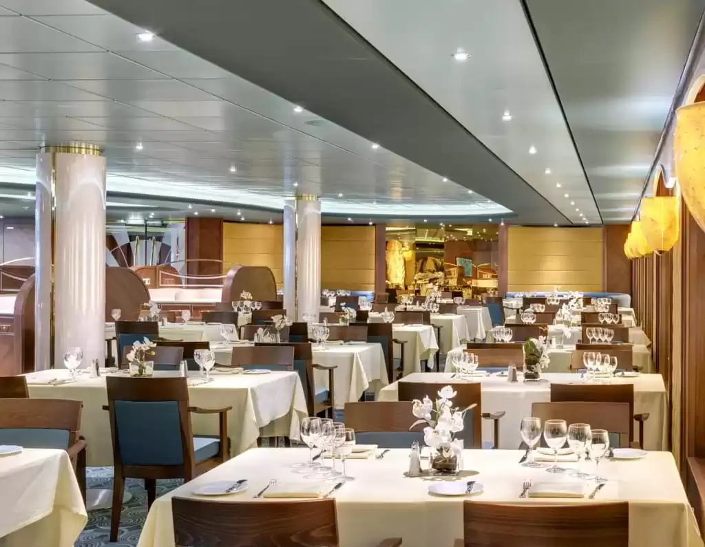 Restaurant à bord du bateau de croisière MSC Opera