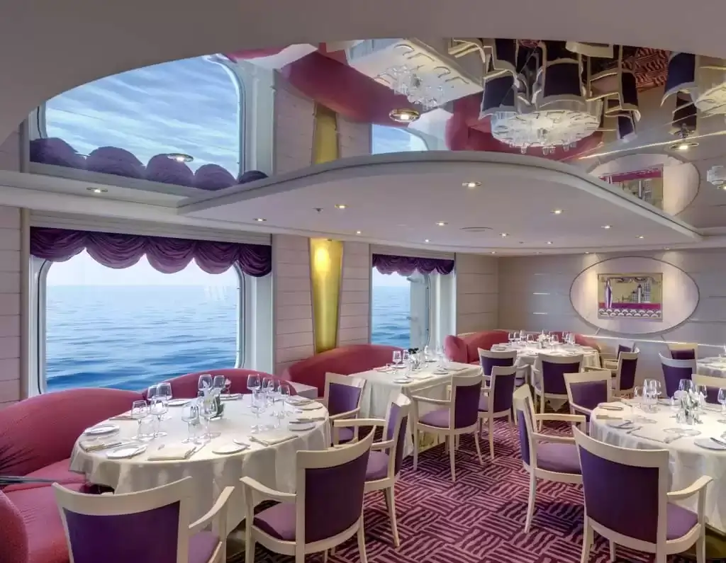 Restaurant à bord du bateau de croisière MSC Opera