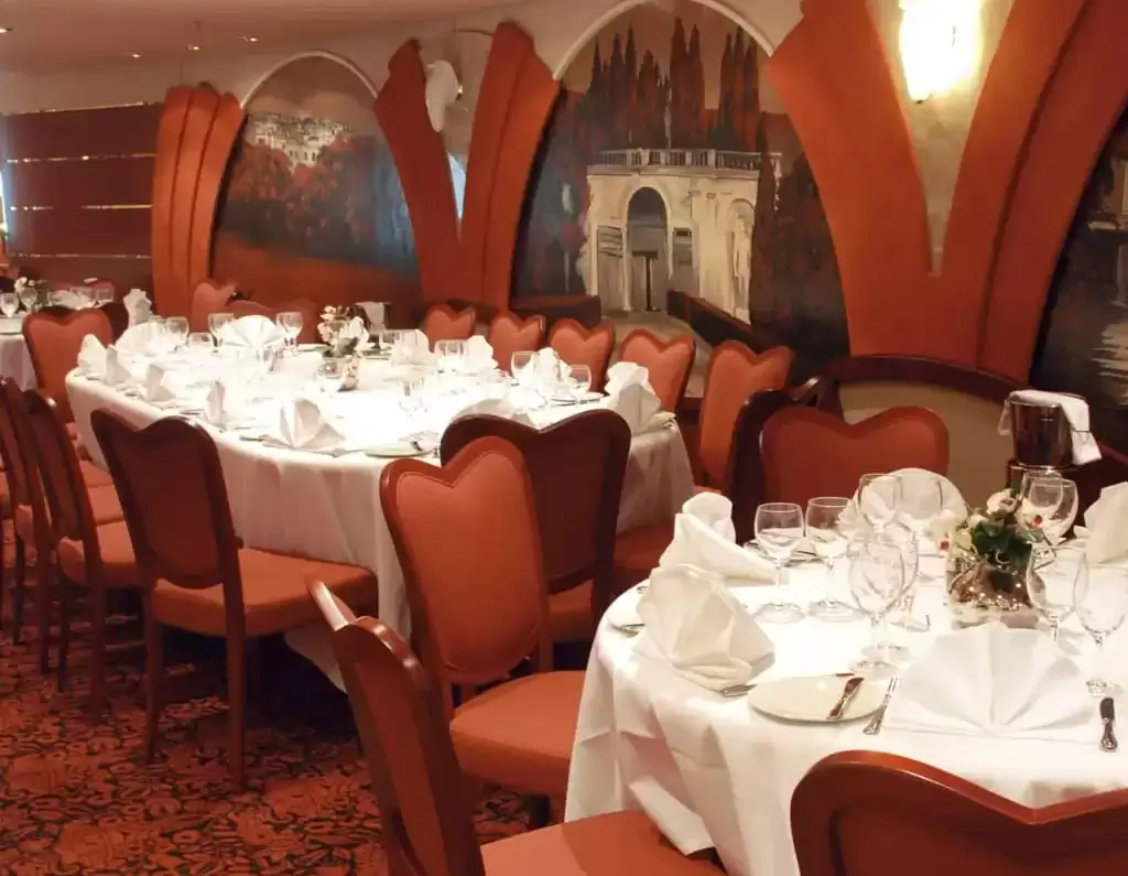 Restaurant à bord du bateau de croisière MSC Orchestra