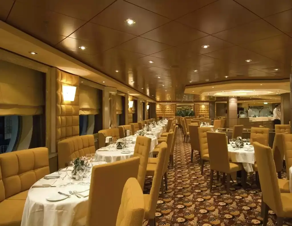 Restaurant à bord du bateau de croisière MSC Orchestra