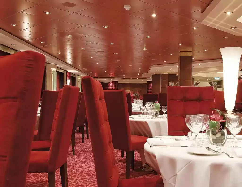 Restaurant à bord du bateau de croisière MSC poesia