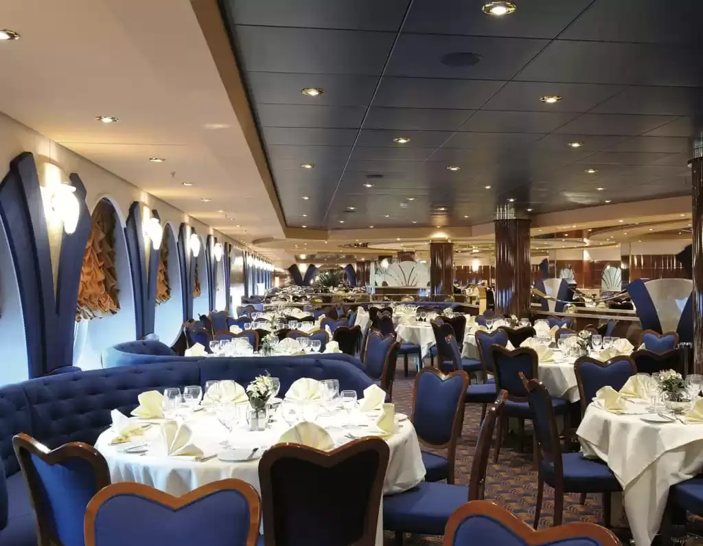 Restaurant à bord du bateau de croisière MSC poesia