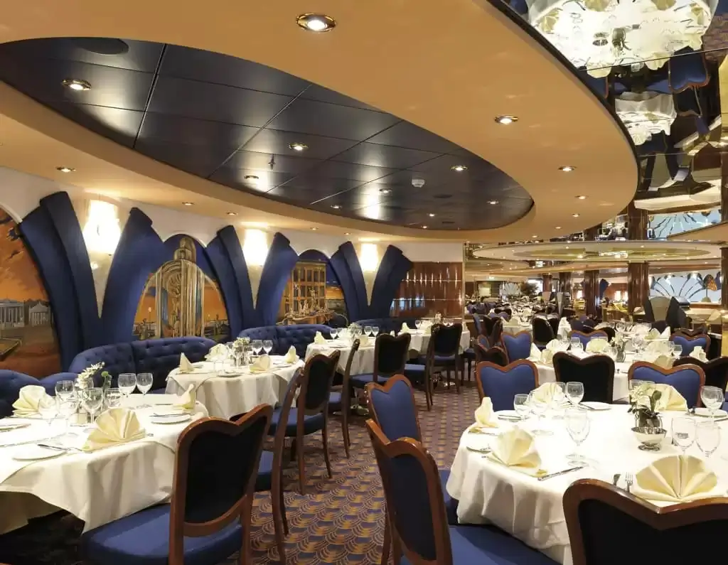 Restaurant à bord du bateau de croisière MSC poesia