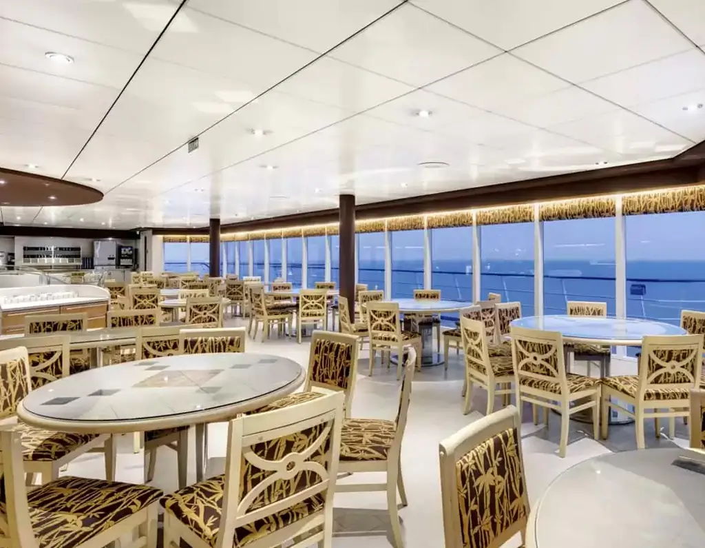 Restaurant à bord du bateau de croisière MSC Sinfonia
