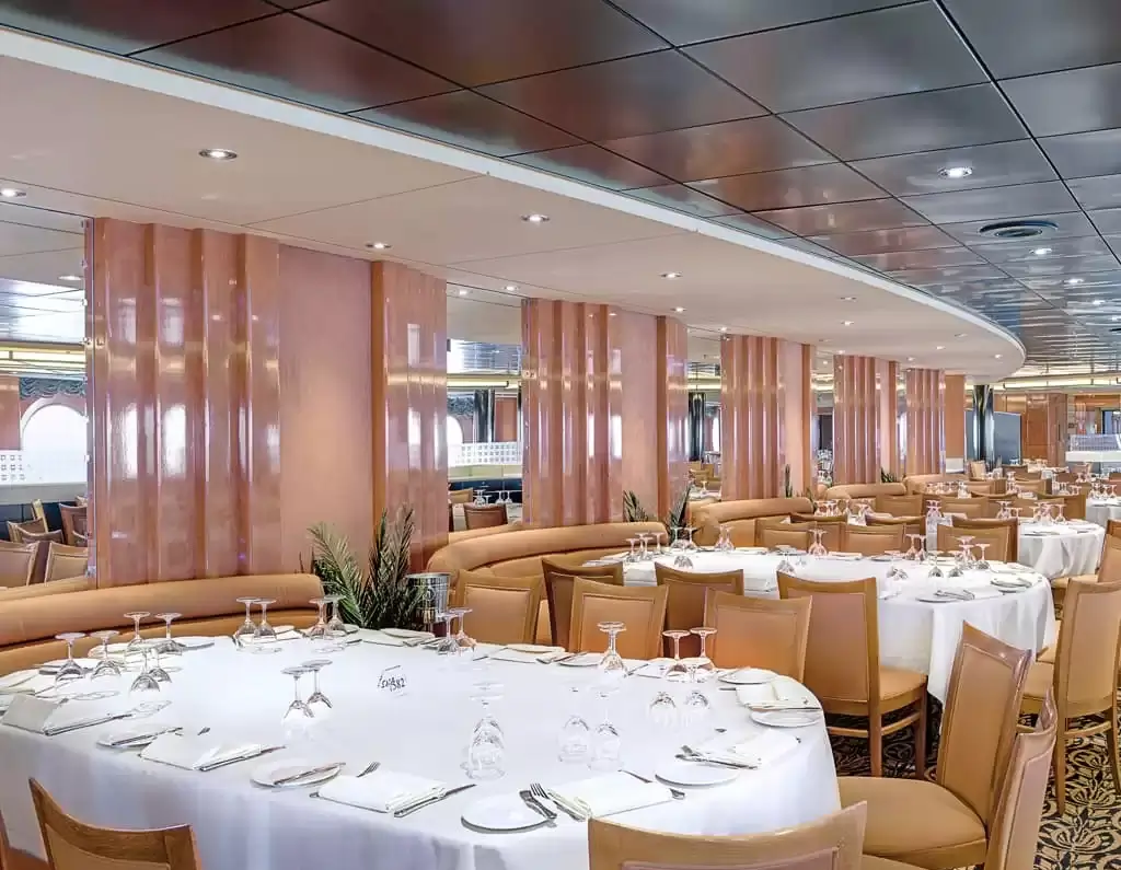 Restaurant à bord du bateau de croisière MSC Sinfonia