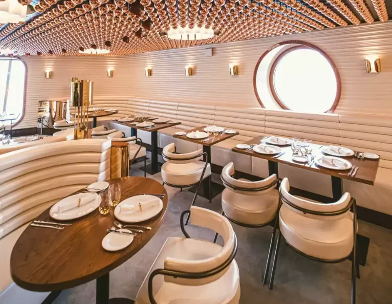Restaurant à bord du bateau de croisière Resilient Lady (Virgin Voyages)