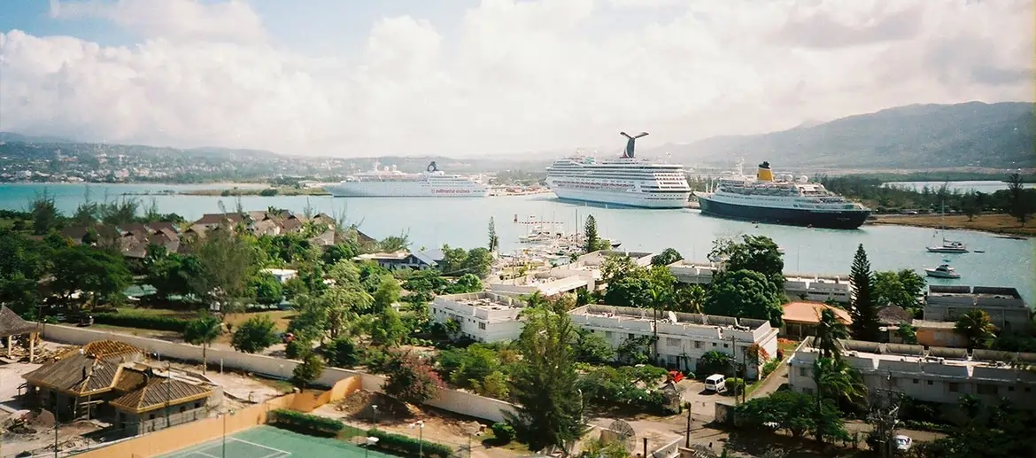 Navires de croisière dans le port de Montego Bay, Jamaïque