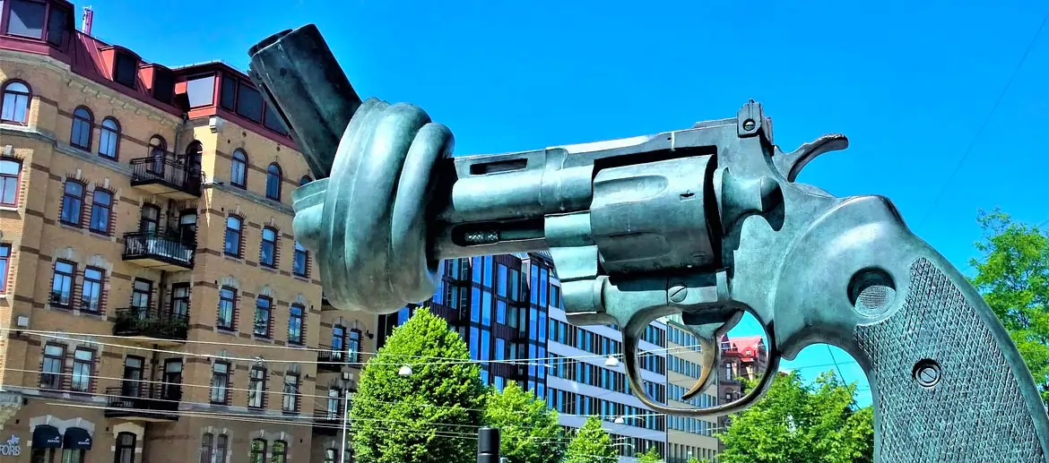 La sculpture Knotted Gun de Carl Fredrik Reutersward à Göteborg, Suède, Scandinavie